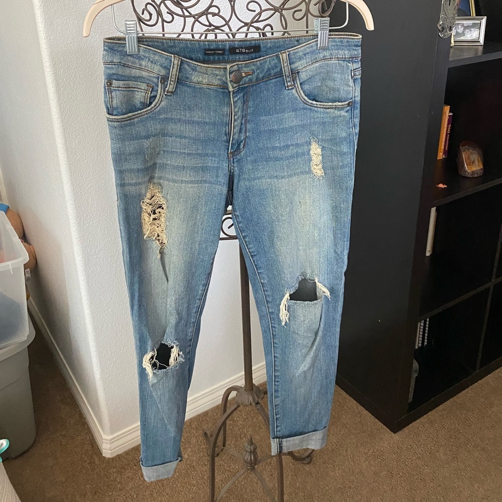 STS Blue Boyfriend/ Tomboy Distressed Capri. Size 26